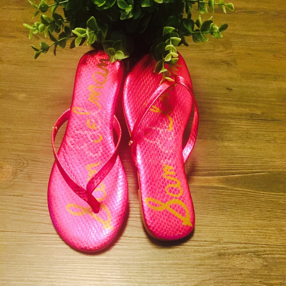Brand New Sam Edelman effortlessly chic sandal.
